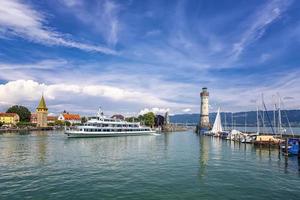 lindau, Germania - luglio 21, 2019. nave In arrivo a pittoresco porta cittadina lindau su lago costanza. foto