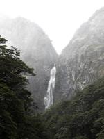 cascata in cima alla montagna foto