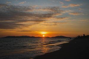 bellissimo tramonto su il mare nel il sera foto