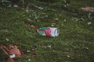 bicchiere bottiglia spazzatura su natura foto