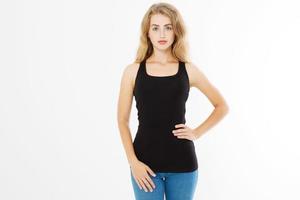 giovane bionda donna con in forma sottile corpo nel nero vuoto modello t camicia e jeans isolato su bianca sfondo. pelle e capelli cura. copia spazio e finto su foto