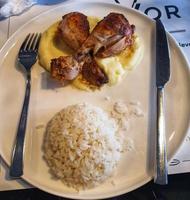 uno di il pasti servito nel un' piccolo Hotel nel tacchino. quale consiste di burro Riso, speziato pollo e schiacciato Patata. foto