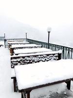 avvicinamento neve tavolo all'aperto ristorante a Hallstatt inverno neve montagna paesaggio conduce per il vecchio sale il mio di Hallstatt, Austria foto