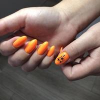 elegante di moda arancia femmina manicure.mani di un' donna con arancia manicure su Chiodi foto