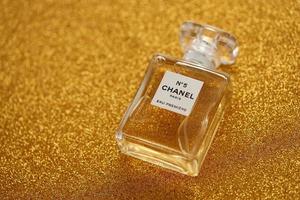 ternopil, Ucraina - settembre 2, 2022 chanel numero 5 eau prima In tutto il mondo famoso francese profumo bottiglia su brillante luccichio sfondo nel viola colori foto