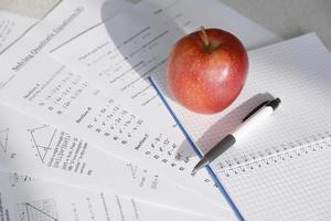 grafia di matematica quadratico equazione su visita medica, la pratica, quiz o test nel matematica classe. soluzione esponenziale equazioni concetto. foto