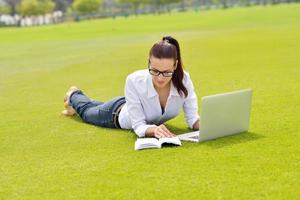 donna con il computer portatile nel parco foto