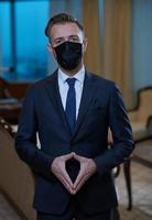 attività commerciale uomo indossare protettivo viso maschera a ufficio foto