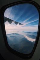 guardando fuori dal finestrino dell'aereo foto