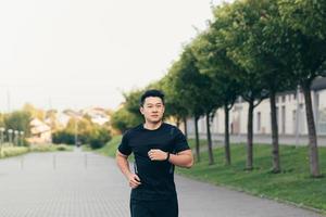 maschio asiatico atleta su un' mattina correre nel il parco vicino il stadio foto