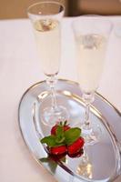 due bicchieri di champagne e fragole isolati su sfondo bianco foto