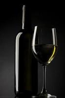bicchiere di vino bianco sagoma sfondo nero