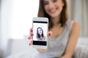 donna che fa la foto del selfie sullo smartphone