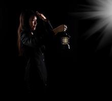 attività commerciale donna hold leggero lampada lanterna come condurre il modo su di problema, idea soluzione creatività ispirare innovazione successo raggiante il tuo immaginazione invenzione. concetto visione Uscita, copia spazio foto
