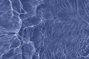 defocus sfocato trasparente blu colorato chiaro calma acqua superficie struttura con spruzzata, bolla. splendente blu acqua ondulazione sfondo. superficie di acqua nel nuoto piscina. blu bolla acqua splendente. foto