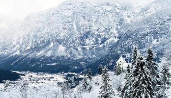 scenario di Hallstatt inverno neve montagna paesaggio valle e lago attraverso il foresta nel altopiano valle conduce per il vecchio sale il mio di Hallstatt, Austria foto