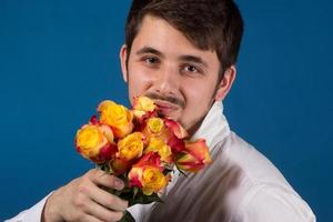 uomo con bouquet di rose rosse