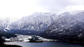 escursione epico montagne all'aperto avventura e Visualizza di Hallstatt inverno neve montagna paesaggio e lago foto