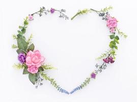 cuore forma rosa fiore e le foglie piatto posare su bianca sfondo per amore nozze o san valentino giorno foto