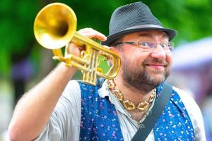 balcanico gruppo musicale strada vento musicista con il suo tromba foto