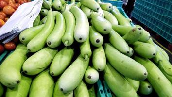 appena raccolto , bottiglia zucca per vendita a mercato stalla foto