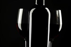 bicchiere di vino rosso sagoma sfondo nero foto