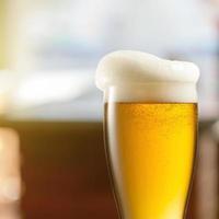 bicchiere di birra leggera al pub