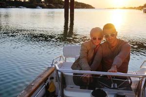 coppia nel amore avere romantico tempo su barca foto