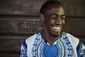 ritratto di un' sorridente giovane africano uomo indossare tradizionale Abiti foto