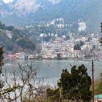 vista completa del lago naini durante la sera vicino alla strada del centro commerciale a nainital, uttarakhand, india, bellissima vista del lago nainital con montagne e cielo blu foto