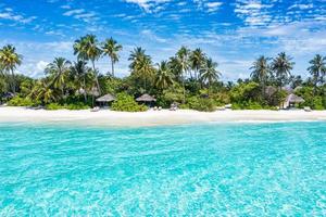 scenario paradisiaco delle maldive. paesaggio aereo tropicale, paesaggio marino con lungo molo, ville sull'acqua con splendida spiaggia di mare e laguna, natura tropicale. banner di destinazione turistica esotica, vacanze estive foto