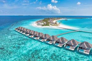 Maldive Paradiso scenario. tropicale aereo paesaggio, paesaggio marino con lungo molo, acqua ville con sorprendente mare e laguna spiaggia, tropicale natura. esotico turismo destinazione striscione, estate vacanza foto