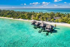 Maldive Paradiso scenario. tropicale aereo paesaggio, paesaggio marino esotico isola, acqua ville con sorprendente mare e laguna spiaggia, tropicale natura. esotico turismo destinazione striscione, estate vacanza foto