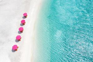 aereo Visualizza, sorprendente spiaggia con ombrelli e sala sedie letti vicino per turchese mare. bellissimo Visualizza estate spiaggia paesaggio idilliaco rilassare tranquillo coppia vacanza, romantico vacanza. la libertà viaggio foto
