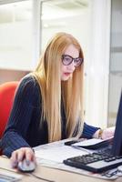 attività commerciale donna Lavorando su computer a ufficio foto