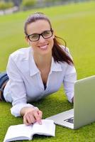 donna con il computer portatile nel parco foto