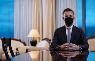 attività commerciale uomo indossare protettivo viso maschera a lusso ufficio foto