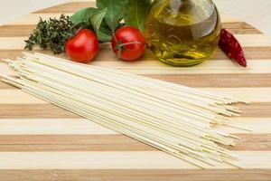 uovo spaghetti su di legno tavola e di legno sfondo foto