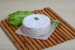 Camembert formaggio su di legno tavola e di legno sfondo foto