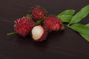 rambutan su di legno sfondo foto