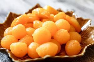 tailandese dolci gocce di oro e jackfruit seme su a forma di foglia piatti. foto