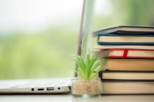 oggetto formazione scolastica verde natura sfondo con pila di antico libri o vecchio Bibbia, Aperto carta libro su di legno tavolo con copia spazio. concetto di indietro per scuola, ricerca studia foto