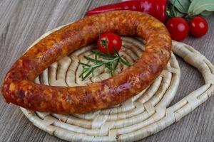 salsiccia squillare su di legno tavola e di legno sfondo foto