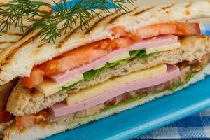 club Sandwich su il piatto foto