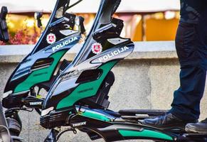 palanga, Lituania, 2021 - polizia moderno elettrico scooter veicoli per pattugliamento nel pedone strade nel Lituania foto