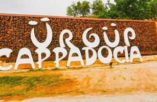 urgup vacanza villaggio cittadina strada cartello lungo il strada .viaggiare Cappadocia destinazione foto