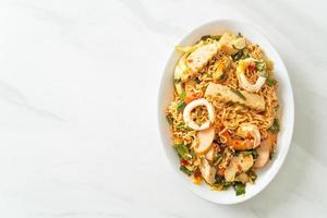 insalata piccante di noodle istantanei con carni miste foto