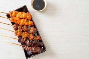 grigliata di pollo giapponese o yakitori serviti in stile izakaya foto