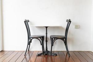 tavolo e sedia vuoti nel ristorante foto