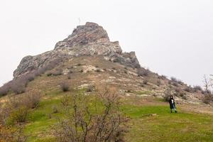 turista femminile che cammina intorno alla fortezza foto